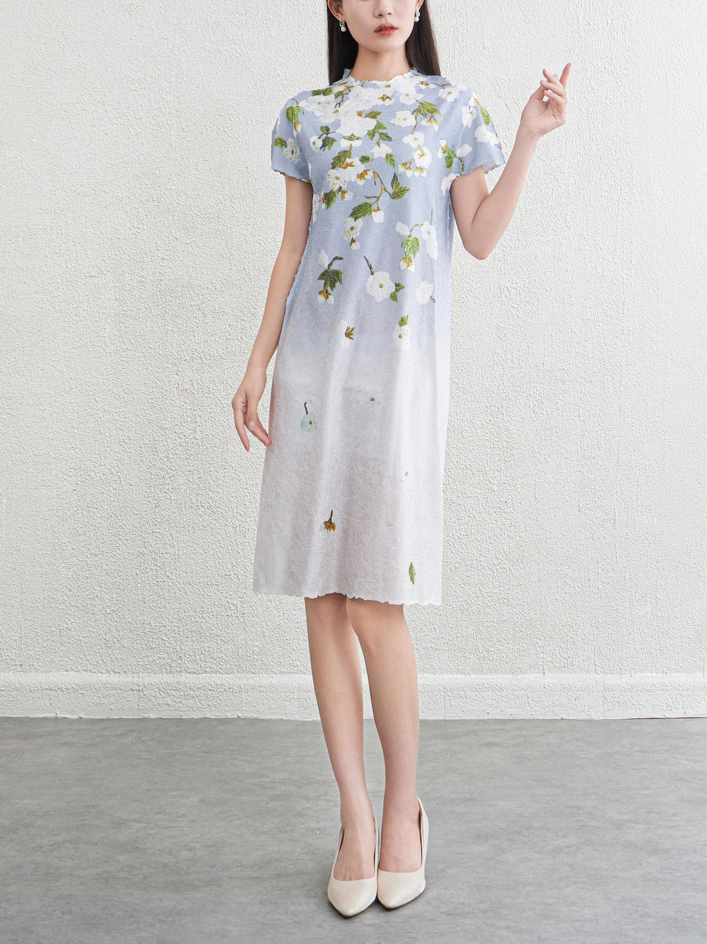 Women's Floral Pleated Midi Dress | Short Sleeve, Round Neck - Gray Blue