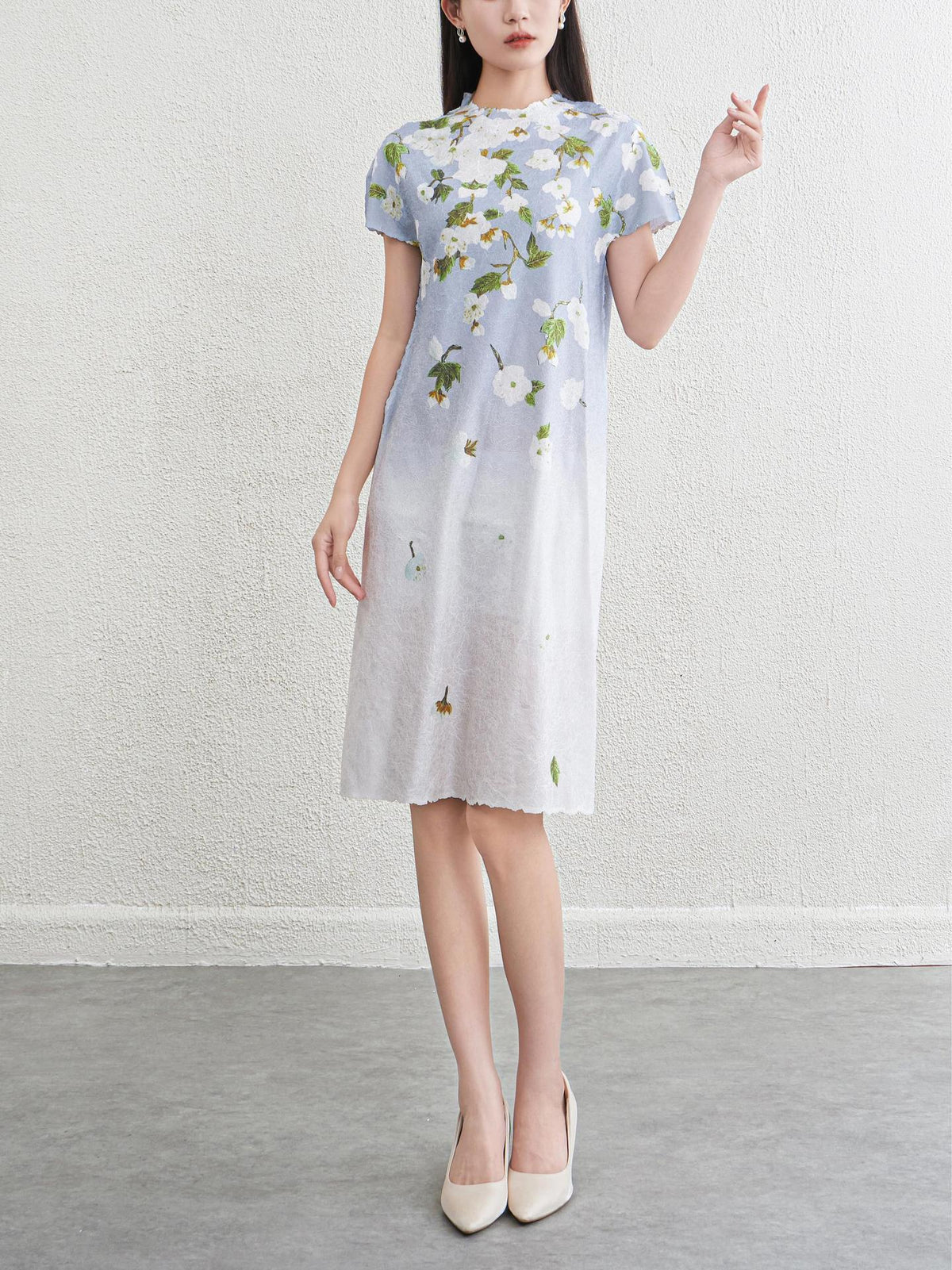 Women's Floral Pleated Midi Dress | Short Sleeve, Round Neck - Gray Blue